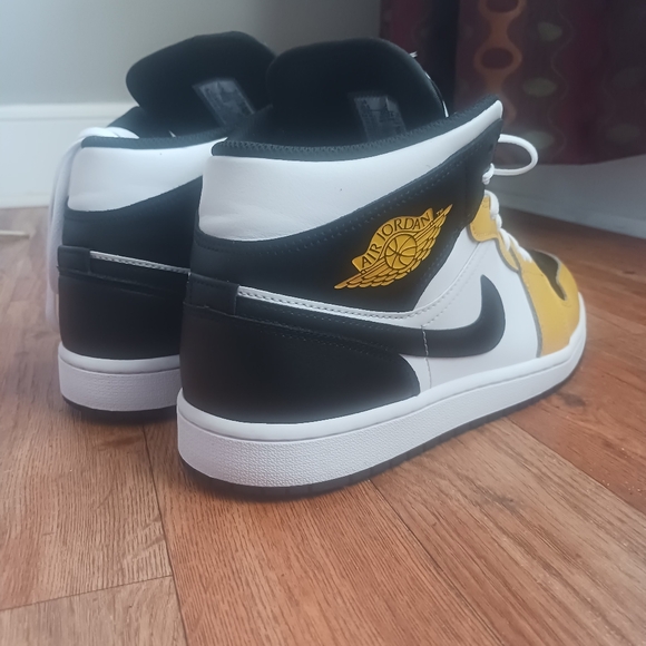 Jordan 1 High Yellow Ochre (WORN 2 TIMES!!!) - Picture 4 of 9